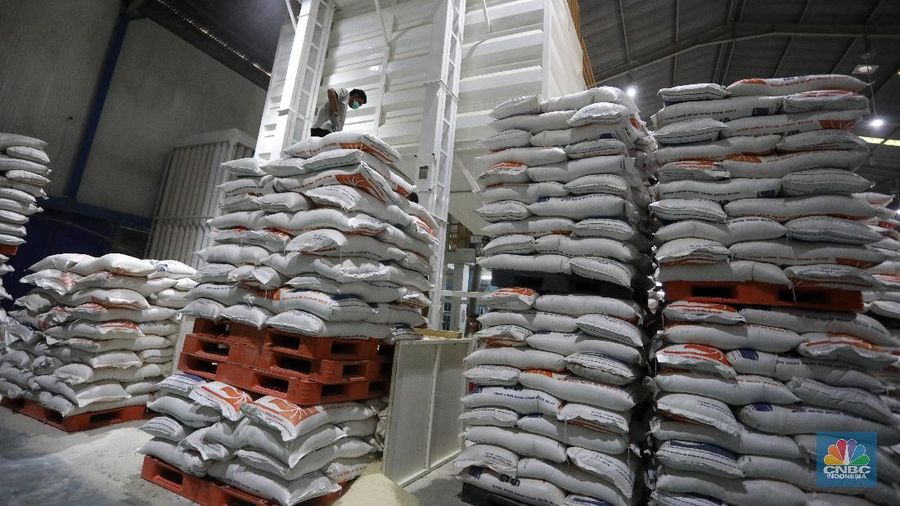 Direktur Utama Perum BULOG Budi Waseso (kiri) meninjau gudang pengolahan beras RTR (Rice to Rice) di Gudang Bulog Divisi Regional (Divre) DKI Jakarta dan Banten yang berlokasi di Kelapa Gading, Jakarta Utara Rabu (2/9/2020). Didalam gudang tersebut para pekerja mengolah beras yang mengalami turun mutu untuk ditingkatkan kembali kualitasnya sebelum didistribusikan. Menurut salah satu petugas, gudang pengolahan beras dengan mesin RTR tersebut dapat memgolah beras yang mengalami turun mutu sebanyak 18 ton/jam. Usai diolah beras-beras yang telah ditingkatkan kualitasnya lalu di masukan kedalam karung kemasan 15kg. (CNBC Indonesia/ Andrean Kristianto)