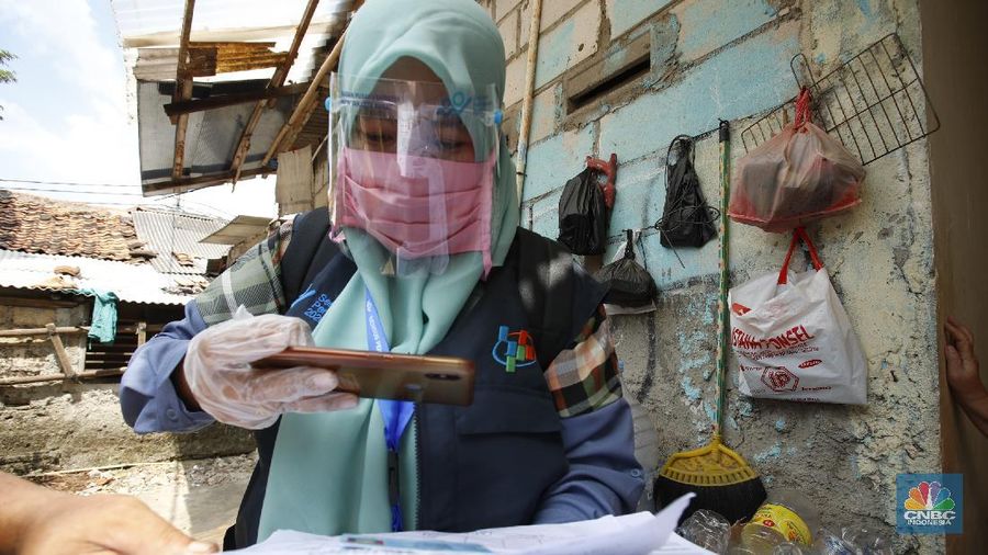 Badan Pusat Statistik (BPS) DKI Jakarta Barat melakukan sensus penduduk secara langsung ke permukiman warga di Kelurahan  Meruya Selatan, Kecamatan Kembangan, Jakarta Barat. (CNBC Indonesia/Tri Susilo)