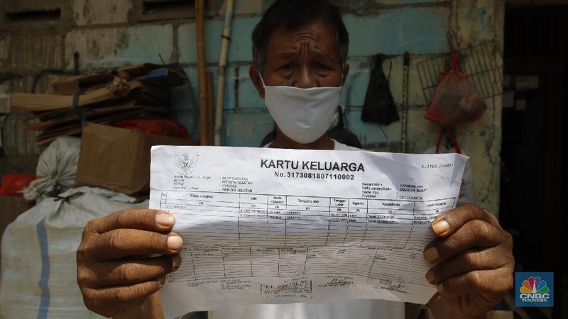 Badan Pusat Statistik (BPS) DKI Jakarta Barat melakukan sensus penduduk secara langsung ke permukiman warga di Kelurahan  Meruya Selatan, Kecamatan Kembangan, Jakarta Barat. (CNBC Indonesia/Tri Susilo)