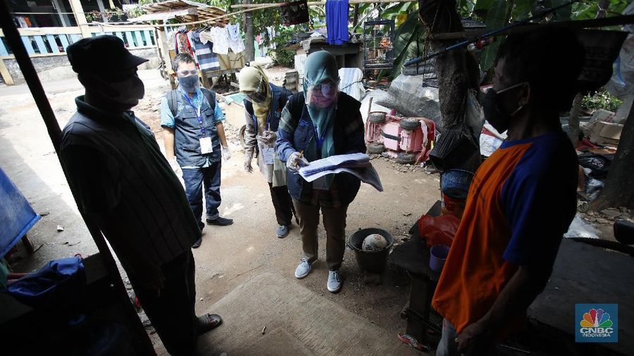 Badan Pusat Statistik (BPS) DKI Jakarta Barat melakukan sensus penduduk secara langsung ke permukiman warga di Kelurahan  Meruya Selatan, Kecamatan Kembangan, Jakarta Barat. (CNBC Indonesia/Tri Susilo)