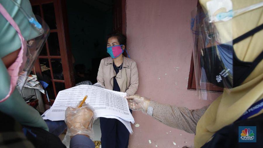 Badan Pusat Statistik (BPS) DKI Jakarta Barat melakukan sensus penduduk secara langsung ke permukiman warga di Kelurahan  Meruya Selatan, Kecamatan Kembangan, Jakarta Barat. (CNBC Indonesia/Tri Susilo)