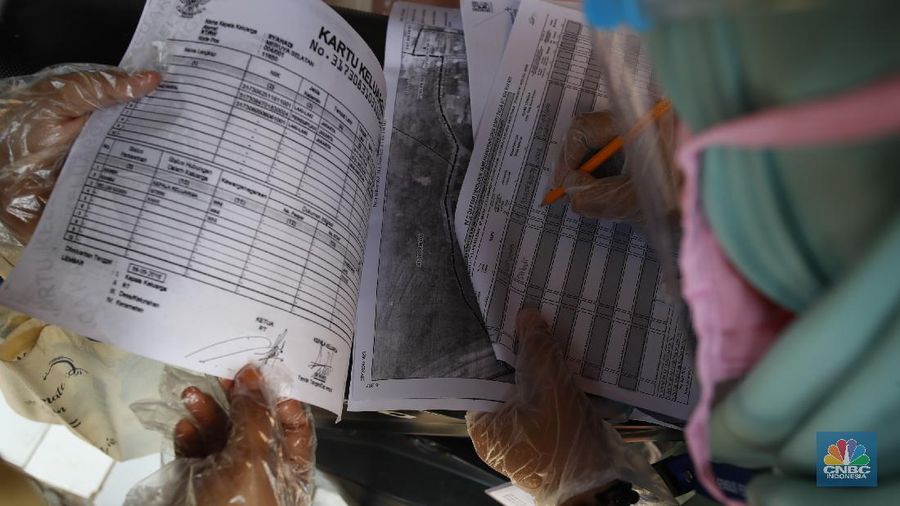 Badan Pusat Statistik (BPS) DKI Jakarta Barat melakukan sensus penduduk secara langsung ke permukiman warga di Kelurahan  Meruya Selatan, Kecamatan Kembangan, Jakarta Barat. (CNBC Indonesia/Tri Susilo)