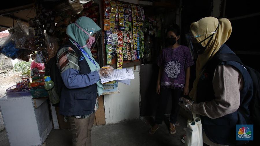 Badan Pusat Statistik (BPS) DKI Jakarta Barat melakukan sensus penduduk secara langsung ke permukiman warga di Kelurahan  Meruya Selatan, Kecamatan Kembangan, Jakarta Barat. (CNBC Indonesia/Tri Susilo)