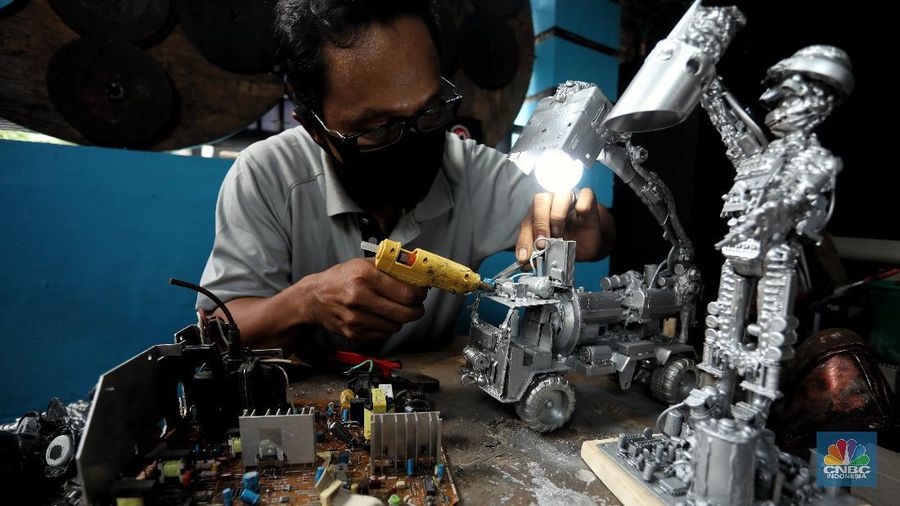 Pria Ini Ubah Limbah Komputer jadi Barang Fungsional (CNBC Indonesia/Andrean Kristianto)