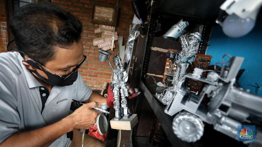 Pria Ini Ubah Limbah Komputer jadi Barang Fungsional (CNBC Indonesia/Andrean Kristianto)