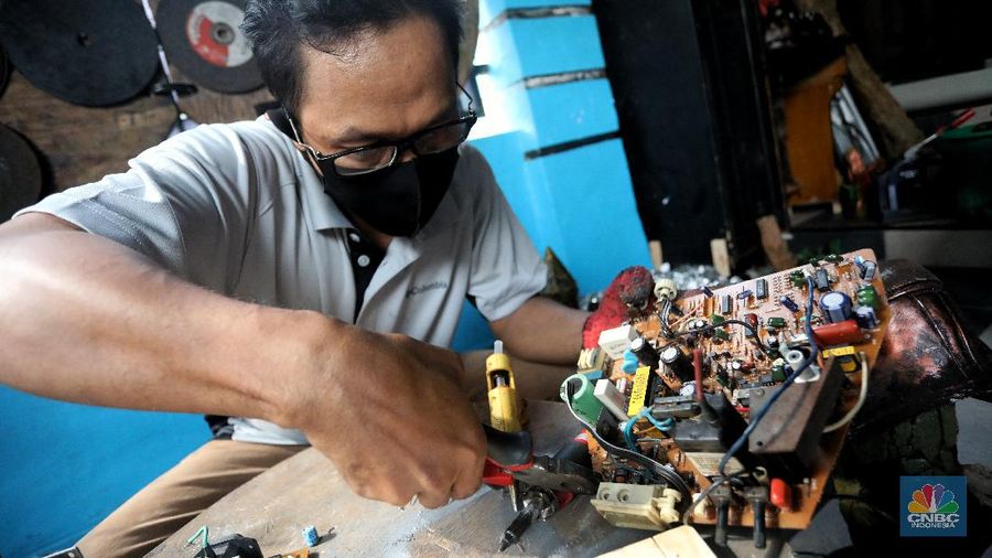 Pria Ini Ubah Limbah Komputer jadi Barang Fungsional (CNBC Indonesia/Andrean Kristianto)