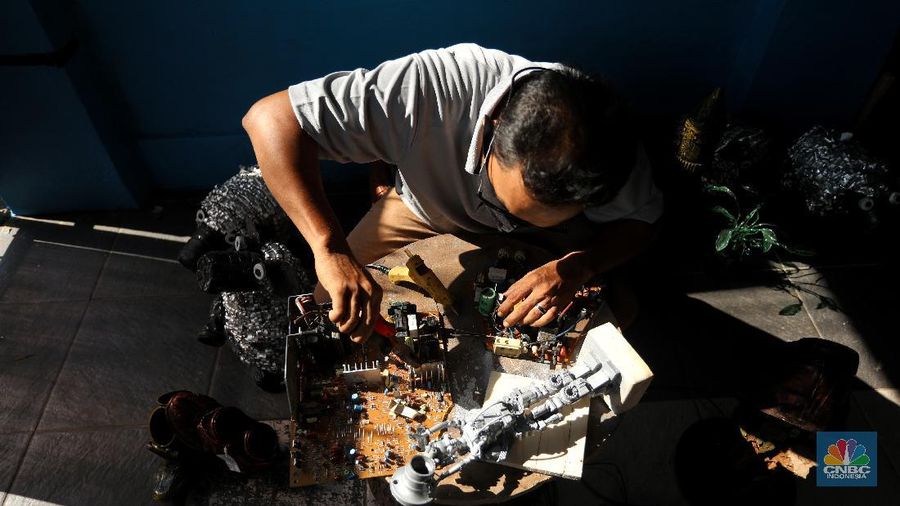 Pria Ini Ubah Limbah Komputer jadi Barang Fungsional (CNBC Indonesia/Andrean Kristianto)