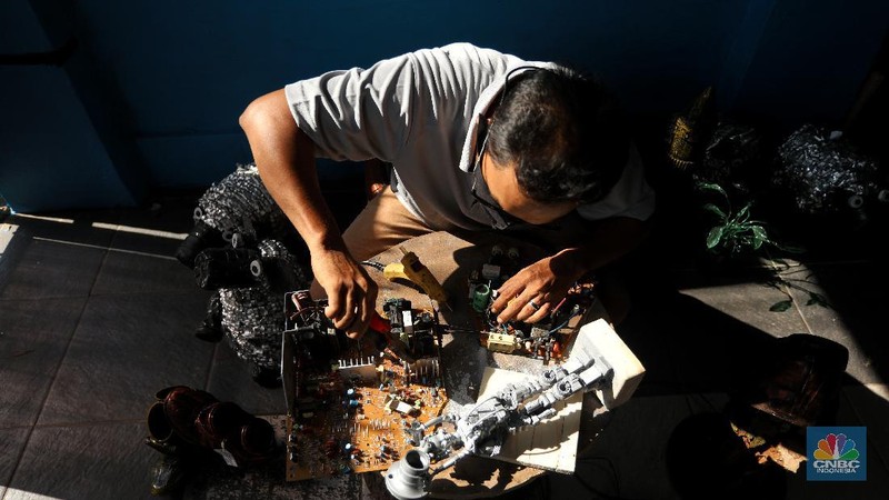 Pria Ini Ubah Limbah Komputer jadi Barang Fungsional (CNBC Indonesia/Andrean Kristianto)