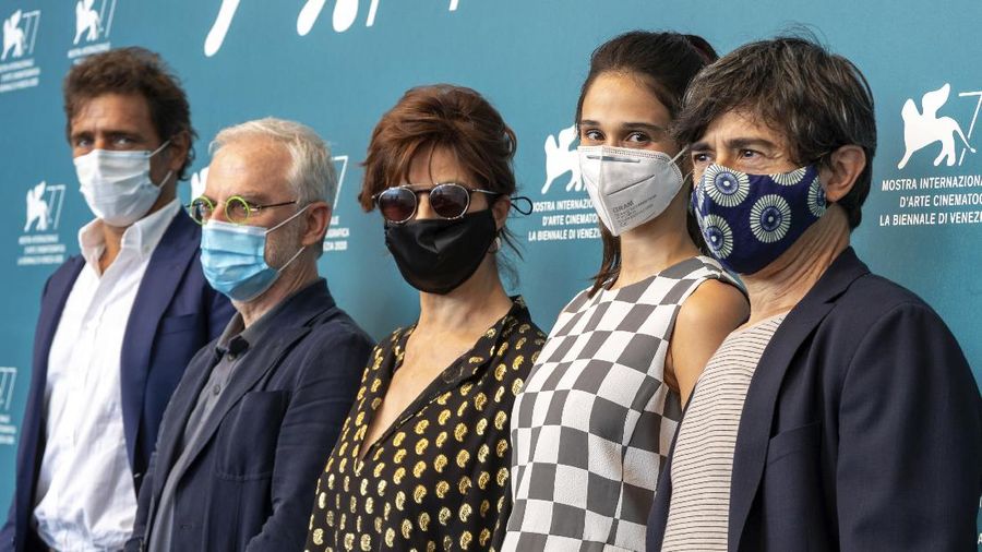 From right, actors Luigi Lo Cascio, Linda Caridi and Laura Morante with director Daniele Luchetti and actor Adriano Giannini pose during the photo call for the movie Lacci opening the 77th edition of the Venice Film Festival at the Venice Lido, Italy, Tuesday, Sept. 2, 2020. The Venice Film Festival will go from Sept. 2 through Sept. 12. Italy was among the countries hardest hit by the coronavirus pandemic, and the festival will serve as a celebration of its re-opening and a sign that the film world, largely on pause since March, is coming back as well. (AP Photo/Domenico Stinellis)