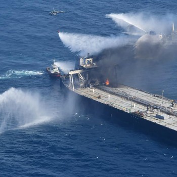 Penampakan Kapal Tanker Terbakar di Perairan Sri Lanka