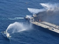 Penampakan Kapal Tanker Terbakar di Perairan Sri Lanka