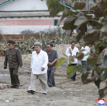 Kim Jong Un Muncul Usai Topan Mengamuk