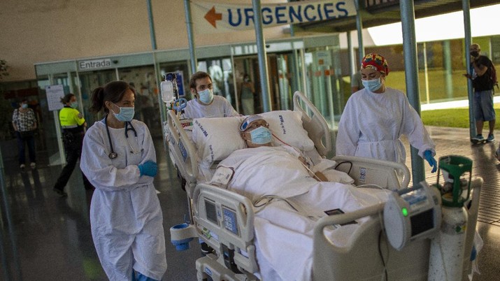 Pasien Covid-19 di Spanyol Medical staff transport Francisco España, 60, to see the Mediterranean sea, at the