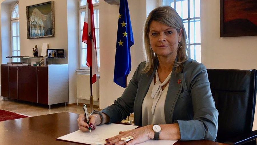 Menteri Pertahanan Austria Klaudia Tanner (Tangkapan Layar Instagram @klaudiatanner)