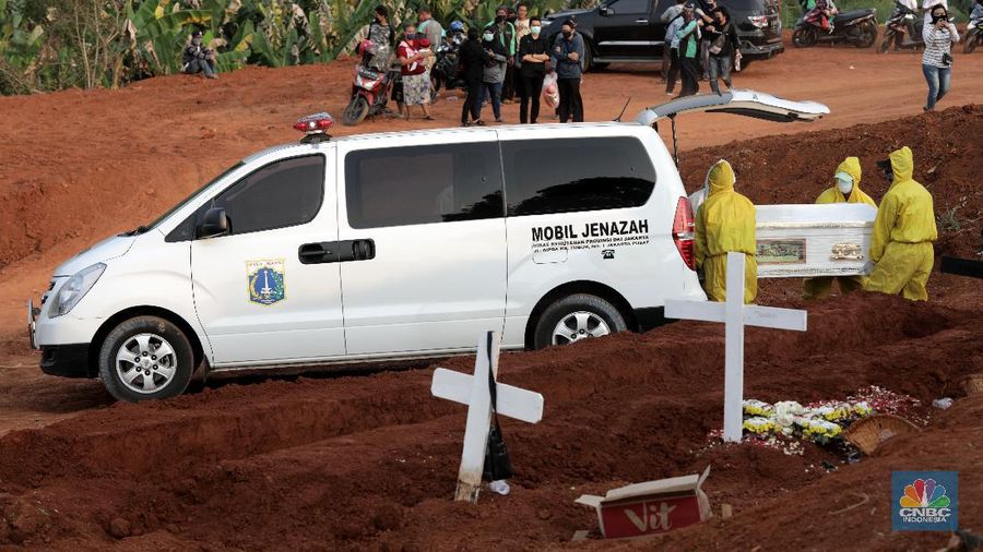 Pemakaman pasien Covid-19 di TPU Pondok Ranggon, Jakarta Senin (7/9/2020). Petugas pemakaman mengatakan terjadi lonjakan jenazah yang terjadi dalam satu bulan lebih terakhir dengan memakamkan lebih 30 jenazah dalam satu hari. (CNBC Indonesia/Muhammad Sabki)