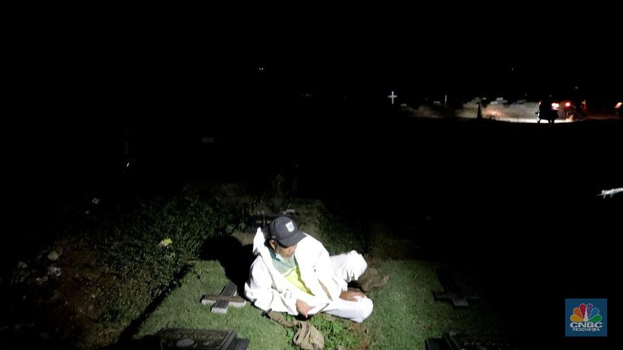 Petugas saat memakamkan pasien Covid-19 di TPU Pondok Ranggon, Jakarta Senin (7/9/2020). Petugas pemakaman mengatakan terjadi lonjakan jenazah yang terjadi dalam satu bulan lebih terakhir dengan memakamkan lebih 30 jenazah dalam satu hari. (CNBC Indonesia/Muhammad Sabki)