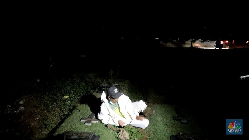 Petugas saat memakamkan pasien Covid-19 di TPU Pondok Ranggon, Jakarta Senin (7/9/2020). Petugas pemakaman mengatakan terjadi lonjakan jenazah yang terjadi dalam satu bulan lebih terakhir dengan memakamkan lebih 30 jenazah dalam satu hari. (CNBC Indonesia/Muhammad Sabki)