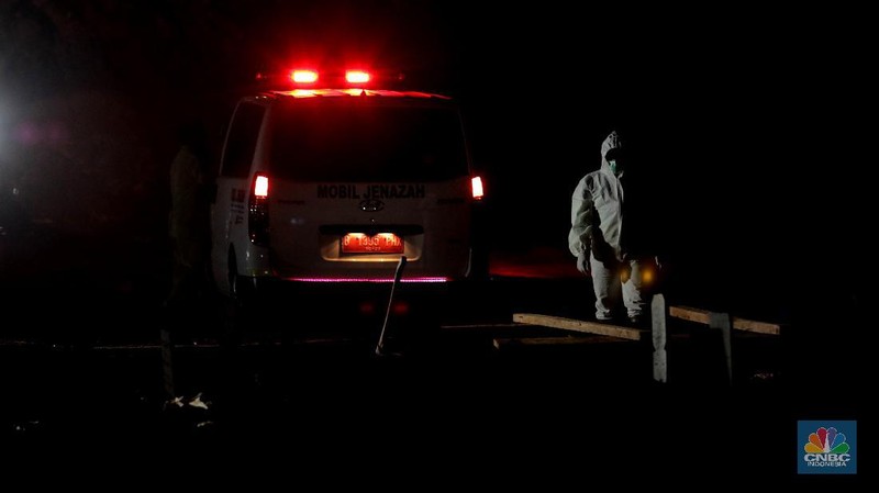 Petugas saat memakamkan pasien Covid-19 di TPU Pondok Ranggon, Jakarta Senin (7/9/2020). Petugas pemakaman mengatakan terjadi lonjakan jenazah yang terjadi dalam satu bulan lebih terakhir dengan memakamkan lebih 30 jenazah dalam satu hari. (CNBC Indonesia/Muhammad Sabki)