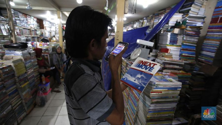 Dampak ekonomi dari pandemi COVID-19 dirasakan sejumlah pihak. Salah satunya para pedagang buku bekas di kawasan Kwitang, Jakarta Pusat yang mengalami penurunan penjualan hingga 90%, Senin (7/9/20). (CNBC Indonesia/Tri Susilo) 

Penjual buku bekas dan buku baru di Kwitang mengalami dampak dari wabah Covid-19, pantauan CNBC Indonesia hanya beberapa pengunjung saja yang melihat lihat diarea penjualanbuku bekas ini. 

Arif salah satu pedagang yang sudah menjual buku selama 25tahun ini mengeluhkan kondisi sangat sulit, 