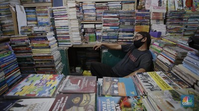 Penjualan Buku Bekas di kawasan Kwitang, Jakarta Pusat (CNBC Indonesia/ Tri Susilo) Dampak ekonomi dari pandemi COVID-19 dirasakan sejumlah pihak. Salah satunya para pedagang buku bekas di kawasan Kwitang, Jakarta Pusat yang mengalami penurunan penjualan hingga 90%, Senin (7/9/20). (CNBC Indonesia/Tri Susilo)
Penjual buku bekas dan buku baru di Kwitang mengalami dampak dari wabah Covid-19, pantauan CNBC Indonesia hanya beberapa pengunjung saja yang melihat lihat diarea penjualanbuku bekas ini.
Arif salah satu pedagang yang sudah menjual buku selama 25tahun ini mengeluhkan kondisi sangat sulit,