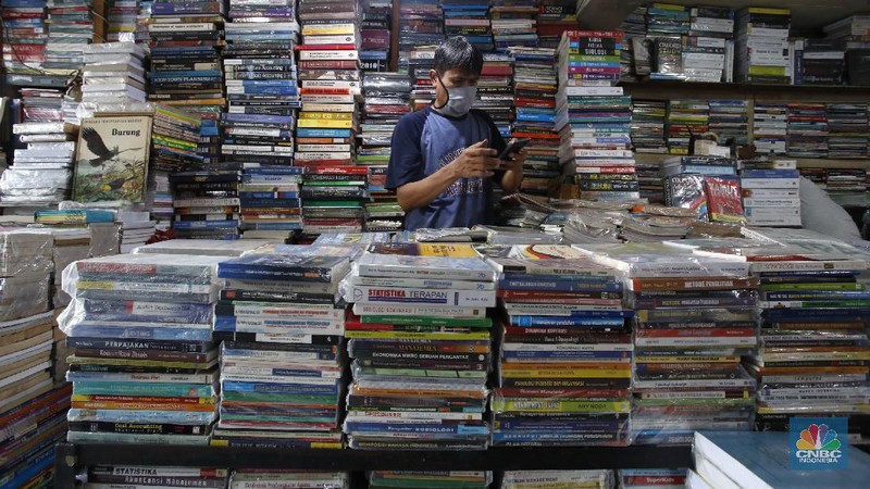 Dampak ekonomi dari pandemi COVID-19 dirasakan sejumlah pihak. Salah satunya para pedagang buku bekas di kawasan Kwitang, Jakarta Pusat yang mengalami penurunan penjualan hingga 90%, Senin (7/9/20). (CNBC Indonesia/Tri Susilo) 

Penjual buku bekas dan buku baru di Kwitang mengalami dampak dari wabah Covid-19, pantauan CNBC Indonesia hanya beberapa pengunjung saja yang melihat lihat diarea penjualanbuku bekas ini. 

Arif salah satu pedagang yang sudah menjual buku selama 25tahun ini mengeluhkan kondisi sangat sulit, 
