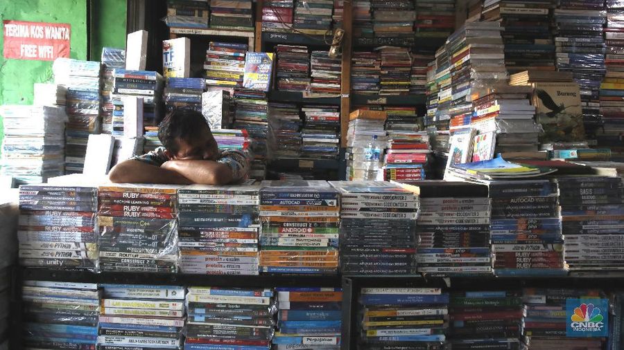 Dampak ekonomi dari pandemi COVID-19 dirasakan sejumlah pihak. Salah satunya para pedagang buku bekas di kawasan Kwitang, Jakarta Pusat yang mengalami penurunan penjualan hingga 90%, Senin (7/9/20). (CNBC Indonesia/Tri Susilo) 

Penjual buku bekas dan buku baru di Kwitang mengalami dampak dari wabah Covid-19, pantauan CNBC Indonesia hanya beberapa pengunjung saja yang melihat lihat diarea penjualanbuku bekas ini. 

Arif salah satu pedagang yang sudah menjual buku selama 25tahun ini mengeluhkan kondisi sangat sulit, 