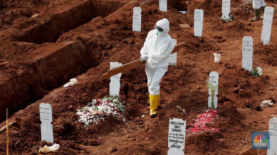 Petugas saat memakamkan pasien Covid-19 di TPU Pondok Ranggon, Jakarta Senin (7/9/2020). Petugas pemakaman mengatakan terjadi lonjakan jenazah yang terjadi dalam satu bulan lebih terakhir dengan memakamkan lebih 30 jenazah dalam satu hari. (CNBC Indonesia/Muhammad Sabki)