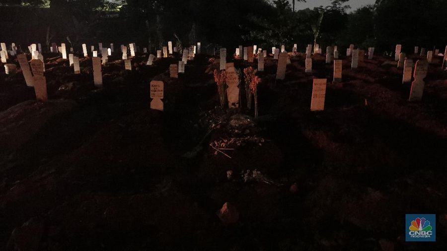 Petugas saat memakamkan pasien Covid-19 di TPU Pondok Ranggon, Jakarta Senin (7/9/2020). Petugas pemakaman mengatakan terjadi lonjakan jenazah yang terjadi dalam satu bulan lebih terakhir dengan memakamkan lebih 30 jenazah dalam satu hari. (CNBC Indonesia/Muhammad Sabki)