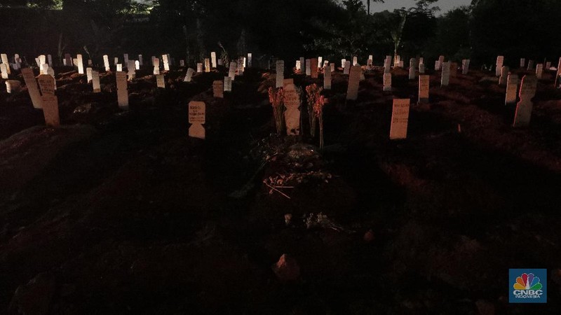 Petugas saat memakamkan pasien Covid-19 di TPU Pondok Ranggon, Jakarta Senin (7/9/2020). Petugas pemakaman mengatakan terjadi lonjakan jenazah yang terjadi dalam satu bulan lebih terakhir dengan memakamkan lebih 30 jenazah dalam satu hari. (CNBC Indonesia/Muhammad Sabki)