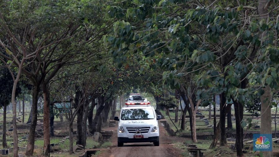 Petugas saat memakamkan pasien Covid-19 di TPU Pondok Ranggon, Jakarta Senin (7/9/2020). Petugas pemakaman mengatakan terjadi lonjakan jenazah yang terjadi dalam satu bulan lebih terakhir dengan memakamkan lebih 30 jenazah dalam satu hari. (CNBC Indonesia/Muhammad Sabki)