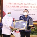 Gubernur Khofifah Serahkan Piala Paritrana untuk Pelindo 3