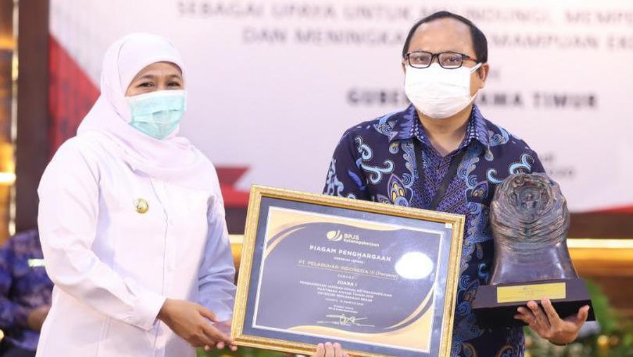 Gubernur Khofifah Serahkan Piala Paritrana untuk Pelindo 3 (Dok. Pelindo 3)