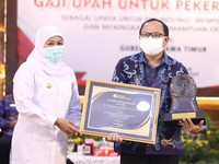 Gubernur Khofifah Serahkan Piala Paritrana untuk Pelindo 3