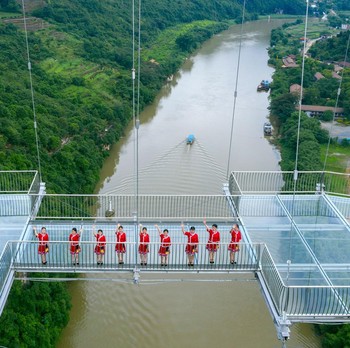 Bak Jalan di Langit, Potret Jembatan Kaca Terpanjang Dunia
