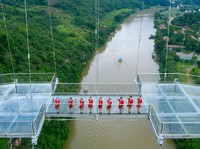 Bak Jalan di Langit, Potret Jembatan Kaca Terpanjang Dunia