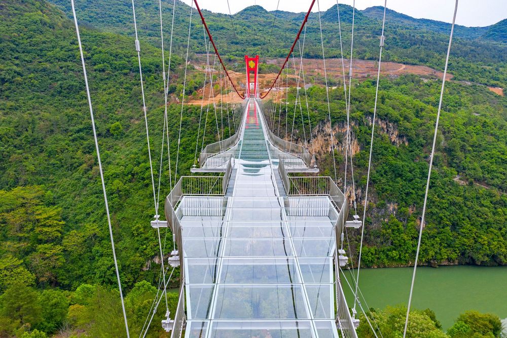 Bak Jalan di Langit Potret Jembatan Kaca  Terpanjang Dunia 