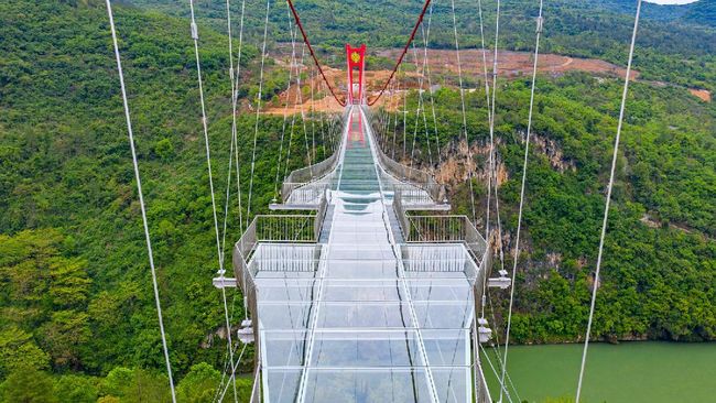 Gokil! China Punya Jembatan Kaca Terpanjang di Dunia