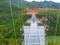 Gokil! China Punya Jembatan Kaca Terpanjang di Dunia