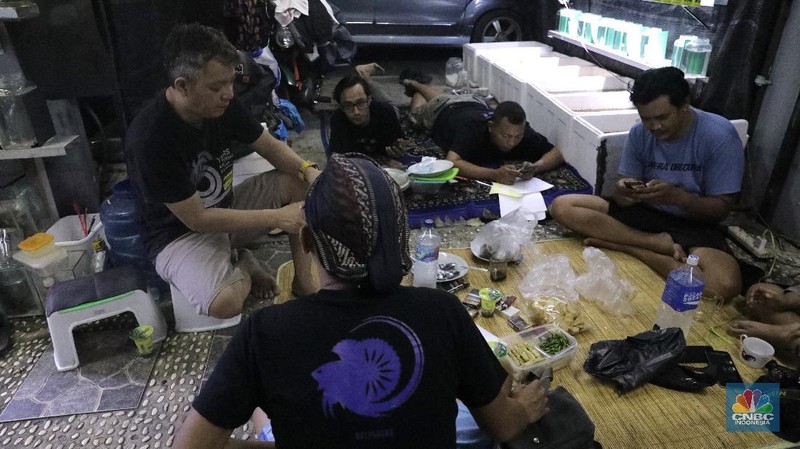 Peternak ikan cupang memasarkan ikan cupang dagangannya menggunakan media sosial (daring) di Gerai Betta Katro, Ciputat, Tangerang Selatan, Selasa (8/9/2020). Pandemi covid-19 memberikan dampak terhadap perekonomian UMKM. Sehingga, setiap pelaku usaha UMKM diharapkan beradaptasi dari perubahan perilaku pasar dengan memanfaatkan media online atau daring.  Di saat usaha di bidang pengadaan suku cadang mesin tengah lesu, Boy bertransformasi menjual ikan cupang hias. Demi menopang kondisi ekonomi keluarga.
Boy (45) selaku pembudidaya ikan cupang mengaku untuk menyiasati penjualan, Ia dan rekan-rekannya memanfaatkan media sosial untuk memasarkan dagangannya 
sehingga omzet terus berjalan di masa pandemi covid-19. sistem penjualan online melalui lelang di Instagram. Boy bersama komunitas cupangnya menawarkan sekitar 30 ikan cupang hias kepada sejumlah pembeli. Bagi pembeli yang menawarkan dengan harga tinggi, maka pembeli itu yang berhak mendapat ikan cupang tersebut. Alhasil, ikan cupang yang ia tawarkan bisa laku dengan harga mencapai ratusan ribu hingga jutaan rupiah. (CNBC Indonesia/ Muhammad Sabki)