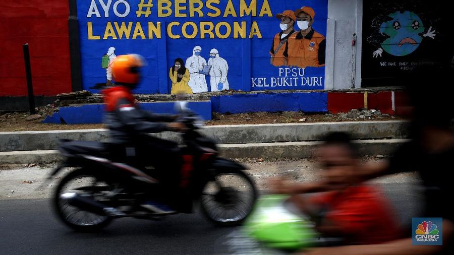 Petugas PPSU Kelurahan Bukit Duri membuat murL bertemakan COVID-19 untuk meningkatkan kepatuhan masyarakat akan protokol kesehatan, karen kasus COVID-19 nasional terus meningkat, Selasa (8/9/2020). (CNBC Indonesia/Tri Susilo)

Jumlah kasus positif virus corina (Covid-19) di Indonesia terus menambah di angka psikologis 200.000orang per hari ini, ditengah kekhawatiran runah sakit yang makin penuh. 

Berdasarkan data Kementrian Kesehatan (Kemenkes) terdapat 3.046 kasus baru Covid-19 pada Selasa (8/9/20) sehingga totalnya menembus 200.035 orang. (CNBC Indonesia/ Tri Susilo)