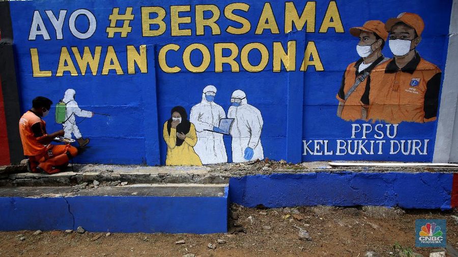 Petugas PPSU Kelurahan Bukit Duri membuat murL bertemakan COVID-19 untuk meningkatkan kepatuhan masyarakat akan protokol kesehatan, karen kasus COVID-19 nasional terus meningkat, Selasa (8/9/2020). (CNBC Indonesia/Tri Susilo)

Jumlah kasus positif virus corina (Covid-19) di Indonesia terus menambah di angka psikologis 200.000orang per hari ini, ditengah kekhawatiran runah sakit yang makin penuh. 

Berdasarkan data Kementrian Kesehatan (Kemenkes) terdapat 3.046 kasus baru Covid-19 pada Selasa (8/9/20) sehingga totalnya menembus 200.035 orang. (CNBC Indonesia/ Tri Susilo)