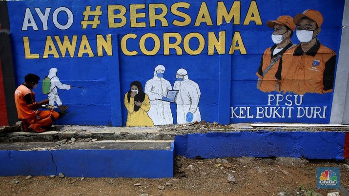 Mural Covid-19 di Bukit Duri Petugas PPSU Kelurahan Bukit Duri membuat murL bertemakan COVID-19 untuk meningkatkan kepatuhan masyarakat akan protokol kesehatan, karen kasus COVID-19 nasional terus meningkat, Selasa (8/9/2020). (CNBC Indonesia/Tri Susilo)
Jumlah kasus positif virus corina (Covid-19) di Indonesia terus menambah di angka psikologis 200.000orang per hari ini, ditengah kekhawatiran runah sakit yang makin penuh.
Berdasarkan data Kementrian Kesehatan (Kemenkes) terdapat 3.046 kasus baru Covid-19 pada Selasa (8/9/20) sehingga totalnya menembus 200.035 orang. (CNBC Indonesia/ Tri Susilo)