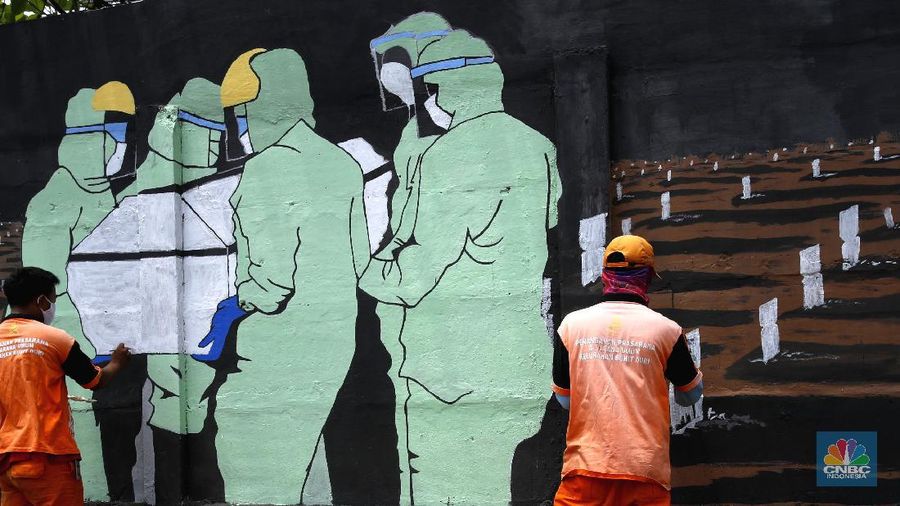 Petugas PPSU Kelurahan Bukit Duri membuat murL bertemakan COVID-19 untuk meningkatkan kepatuhan masyarakat akan protokol kesehatan, karen kasus COVID-19 nasional terus meningkat, Selasa (8/9/2020). (CNBC Indonesia/Tri Susilo)

Jumlah kasus positif virus corina (Covid-19) di Indonesia terus menambah di angka psikologis 200.000orang per hari ini, ditengah kekhawatiran runah sakit yang makin penuh. 

Berdasarkan data Kementrian Kesehatan (Kemenkes) terdapat 3.046 kasus baru Covid-19 pada Selasa (8/9/20) sehingga totalnya menembus 200.035 orang. (CNBC Indonesia/ Tri Susilo)