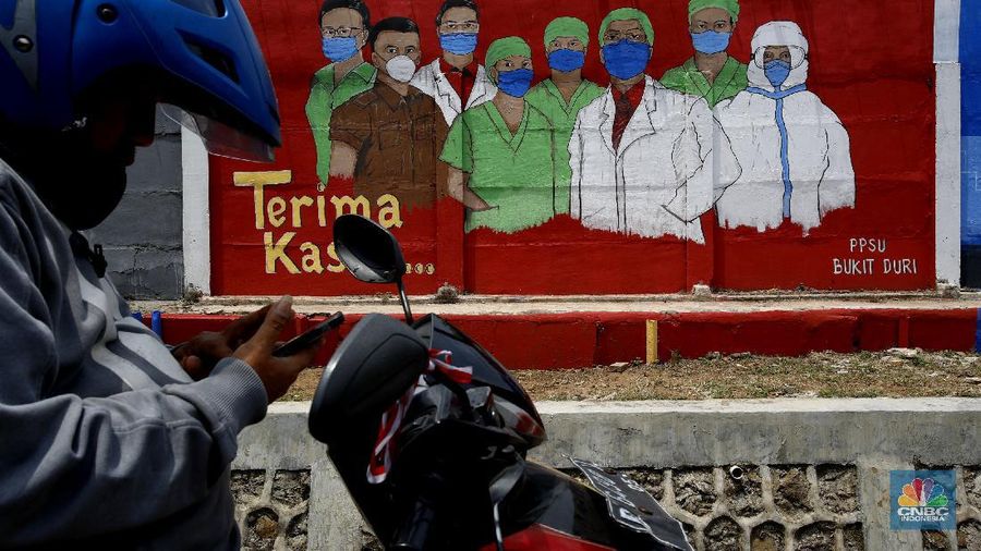 Petugas PPSU Kelurahan Bukit Duri membuat murL bertemakan COVID-19 untuk meningkatkan kepatuhan masyarakat akan protokol kesehatan, karen kasus COVID-19 nasional terus meningkat, Selasa (8/9/2020). (CNBC Indonesia/Tri Susilo)

Jumlah kasus positif virus corina (Covid-19) di Indonesia terus menambah di angka psikologis 200.000orang per hari ini, ditengah kekhawatiran runah sakit yang makin penuh. 

Berdasarkan data Kementrian Kesehatan (Kemenkes) terdapat 3.046 kasus baru Covid-19 pada Selasa (8/9/20) sehingga totalnya menembus 200.035 orang. (CNBC Indonesia/ Tri Susilo)