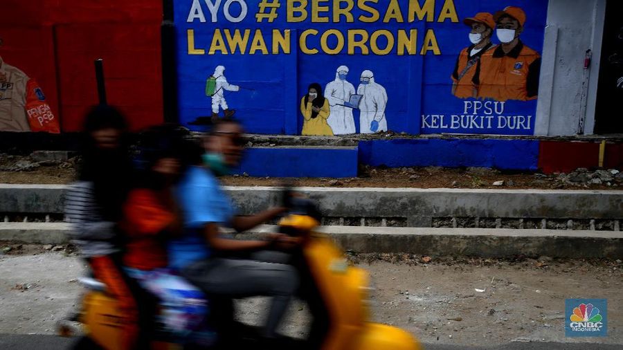 Petugas PPSU Kelurahan Bukit Duri membuat murL bertemakan COVID-19 untuk meningkatkan kepatuhan masyarakat akan protokol kesehatan, karen kasus COVID-19 nasional terus meningkat, Selasa (8/9/2020). (CNBC Indonesia/Tri Susilo)

Jumlah kasus positif virus corina (Covid-19) di Indonesia terus menambah di angka psikologis 200.000orang per hari ini, ditengah kekhawatiran runah sakit yang makin penuh. 

Berdasarkan data Kementrian Kesehatan (Kemenkes) terdapat 3.046 kasus baru Covid-19 pada Selasa (8/9/20) sehingga totalnya menembus 200.035 orang. (CNBC Indonesia/ Tri Susilo)