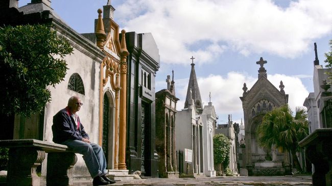 Paris Luncurkan Undian Unik, Hadiahnya Pemakaman Gratis Dekat Artis