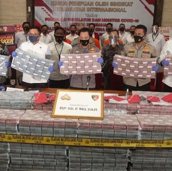 Intip Gunungan Uang Rp56 M Hasil Penipuan Peralatan Covid-19