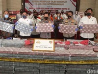 Intip Gunungan Uang Rp56 M Hasil Penipuan Peralatan Covid-19