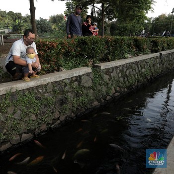 Bukan Lautan & Kolam Susu, Warga Ubah Selokan Jadi Kolam Ikan