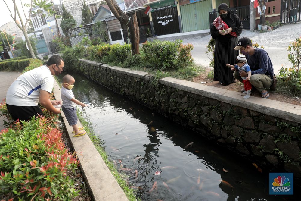 Bukan Lautan & Kolam Susu, Warga Ubah Selokan Jadi Kolam Ikan - Foto 1